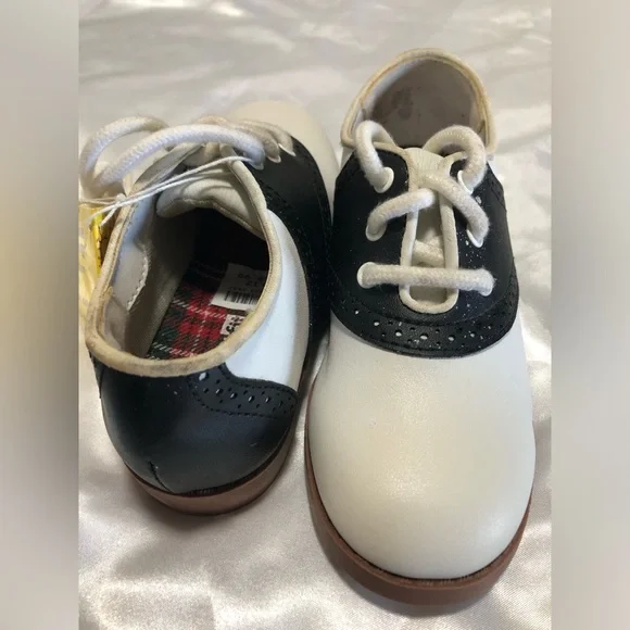Smartfit N.W.T. Kids' Black and White Saddle Shoes.Girls Vintage Retro 1950’S - Picture 5 of 8